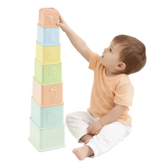 Cube &agrave; empiler pyramide carr&eacute;e plastique multicolore