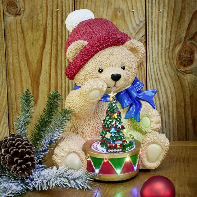 Ourson assis avec sapin de No&euml;l lumineux anim&eacute; sonore polyr&eacute;sine 26x26xH34,5cm