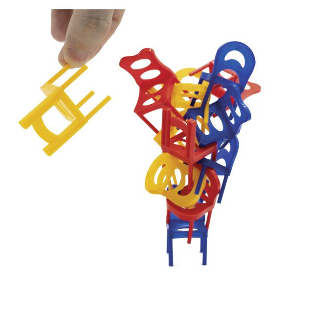 Jeu équilibre des mini chaises en plastique à empiler