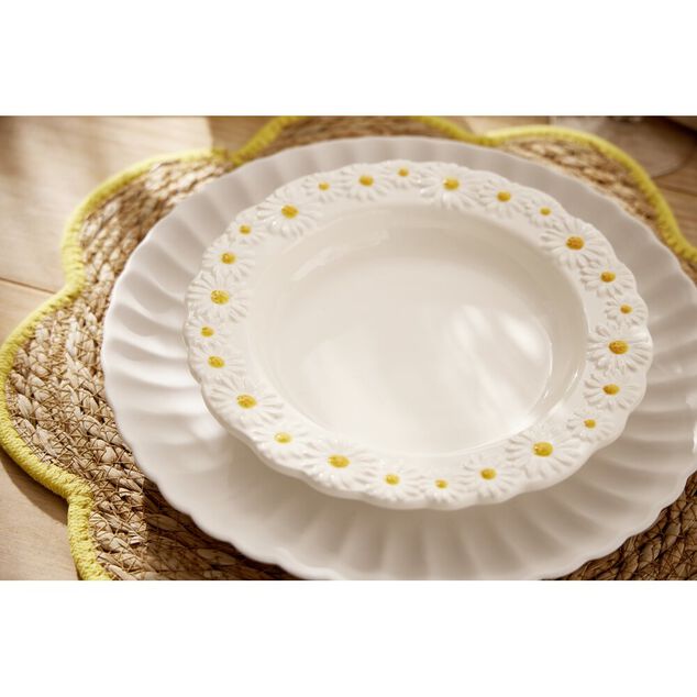 Assiette ronde en dolomite blanche bord relief marguerite &Oslash;20cm