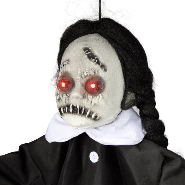 D&eacute;coration Halloween &agrave; suspendre poup&eacute;e cicatrice son et lumi&egrave;re noir yeux rouges H90cm