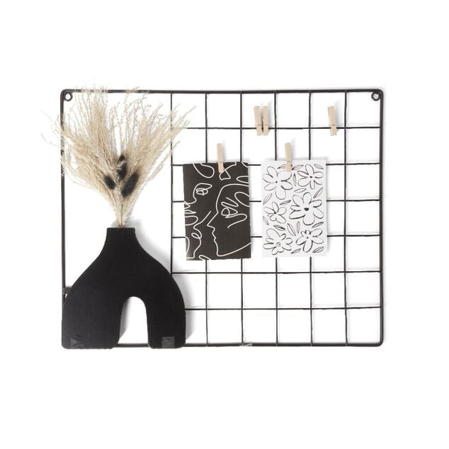M&eacute;mo grille murale m&eacute;tal noir avec pinces en bois et fleurs s&eacute;ch&eacute;es 40x50cm