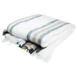 Jet&eacute; de canap&eacute; blanc noir et marron &agrave; rayures