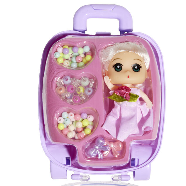 Mini poup&eacute;e avec perles dans valisette H17,5cm