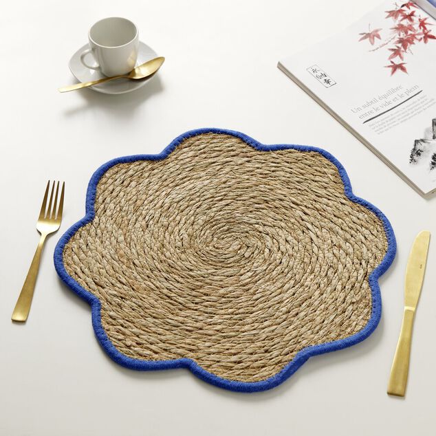 Set de table jonc de mer tress&eacute; et coton forme fleur contour bleu &Oslash;38cm