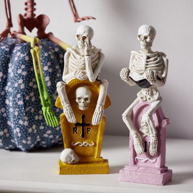 D&eacute;coration &agrave; poser Halloween squelette sur tombe H21,5cm (2 mod&egrave;les)