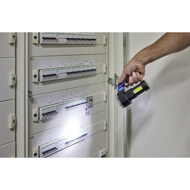Lampe torche multifonction 3 modes d'&eacute;clairages 7LED port&eacute;e 200m