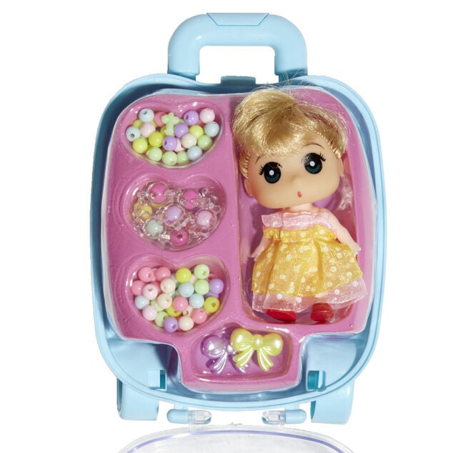 Mini poup&eacute;e avec perles dans valisette H17,5cm