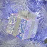 D&eacute;coration de No&euml;l &agrave; suspendre cadeau iridescent 8x8xH11cm (3 mod&egrave;les)