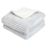 Plaid c&ocirc;tel&eacute; uni gris avec dos sherpa 130x160 cm