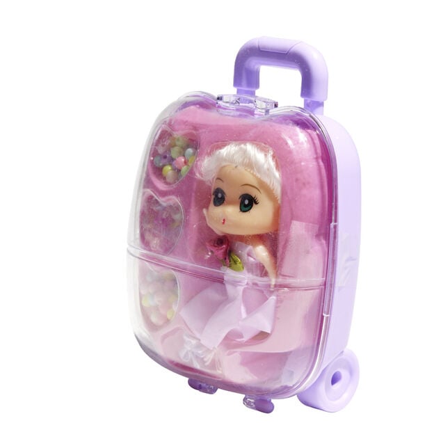 Mini poup&eacute;e avec perles dans valisette H17,5cm