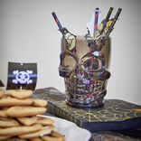 Verre plastique forme t&ecirc;te de mort noir &Oslash;9,5xH12,5cm