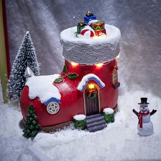 Maison de No&euml;l lumineuse forme botte rouge et blanche polyr&eacute;sine 13x9xH13cm