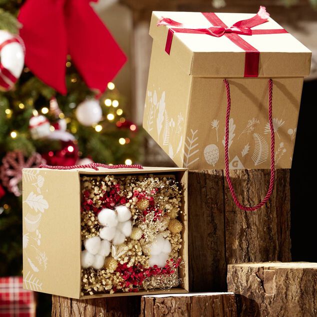 Fleur s&eacute;ch&eacute;es dans bo&icirc;te cadeau carr&eacute;e
