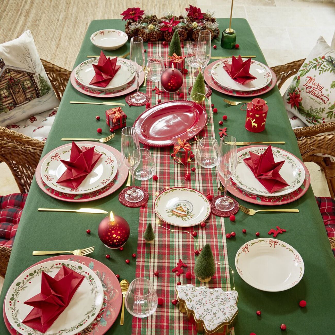 Chemin De Table Cynthia Rowley – 14x72, Noël, Perles Argent Rouge Vert