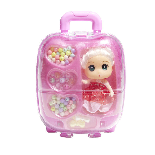 Mini poup&eacute;e avec perles dans valisette H17,5cm