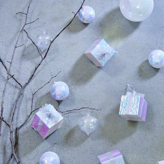 Décoration de Noël à suspendre cadeau iridescent 8x8xH11cm (3 modèles)