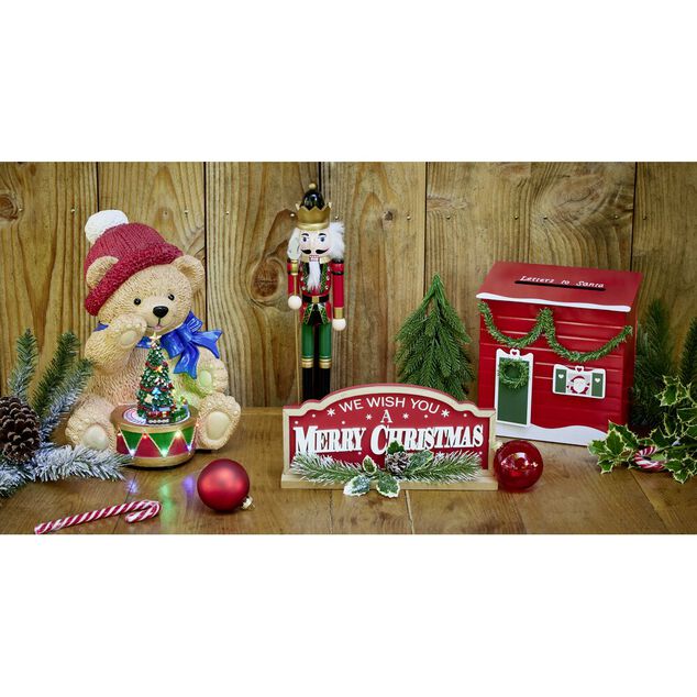 Ourson assis avec sapin de No&euml;l lumineux anim&eacute; sonore polyr&eacute;sine 26x26xH34,5cm