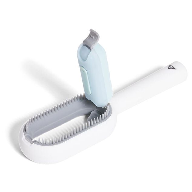 Brosse animal attrape poils avec r&eacute;servoir d'eau