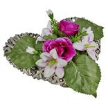 Coeur effet tress&eacute; fleur artificielle rose et lys 30x31xH16cm