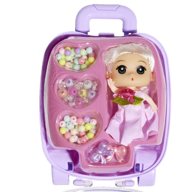 Mini poupée avec perles dans valisette H17,5cm