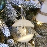 Guirlande de No&euml;l 6 boules en verre motif flocon de neige blanc 3m